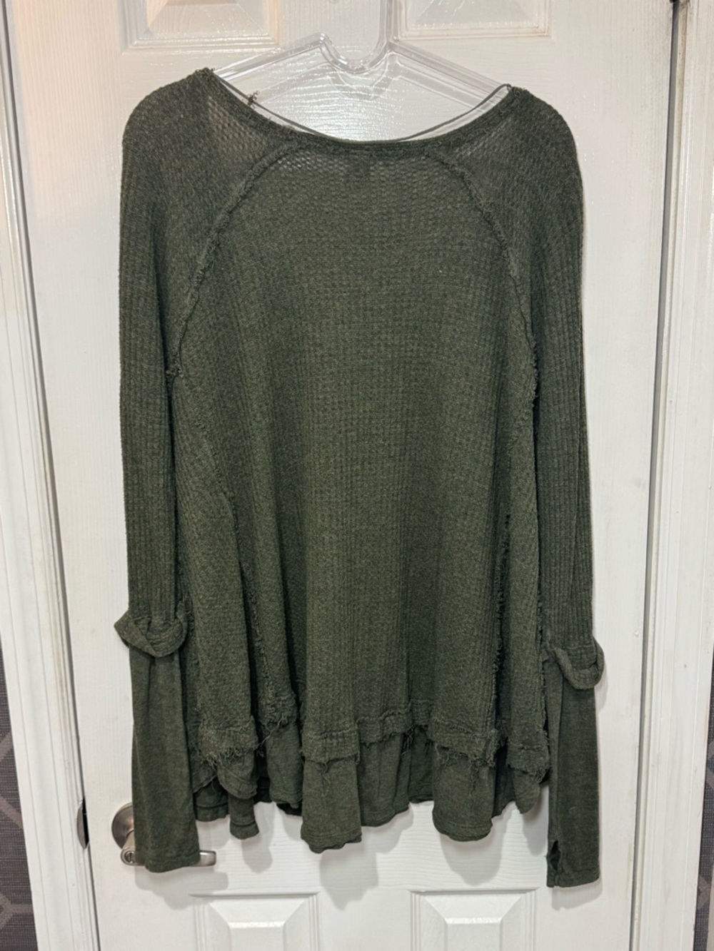 🫒 Free People Olive Green V-Neck Long Sleeve Ruffle Hem Top 🫒 - Picture 5 of 5